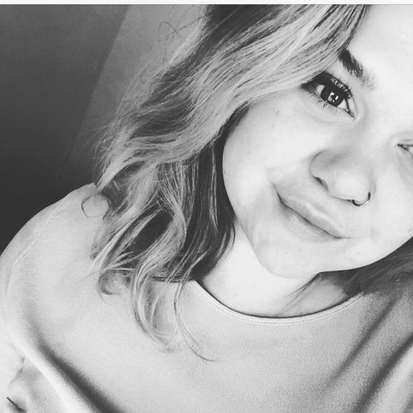 Meet your Posher, Gabrielle - Picture 1 of 1